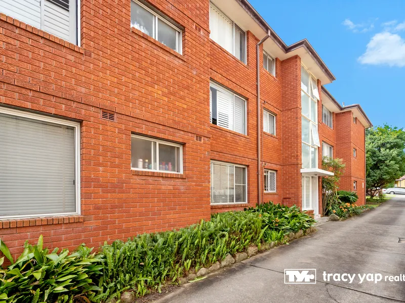 Two Bedroom Top Floor Apartment | Walk to Station