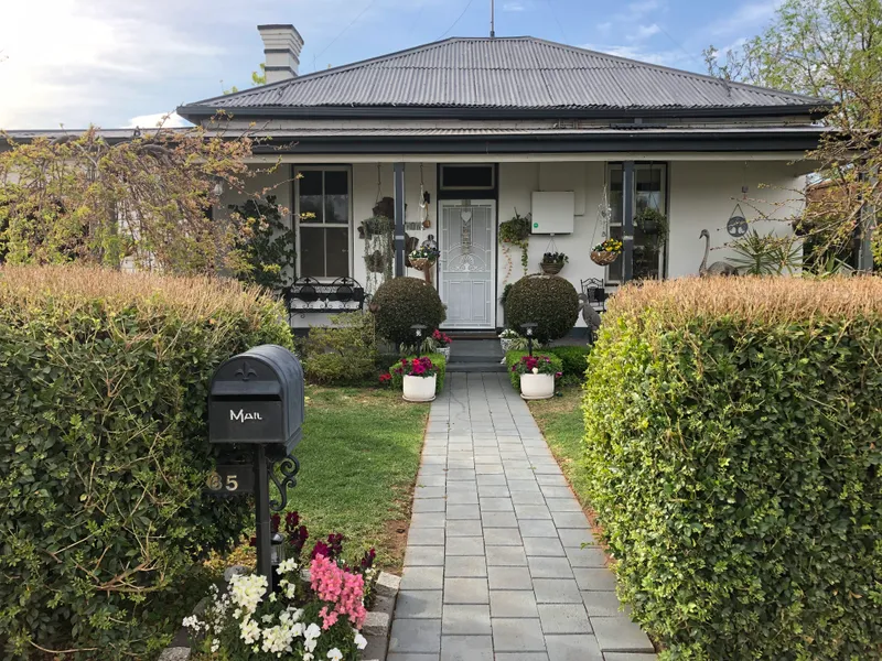 Central Home with 12m Pool
