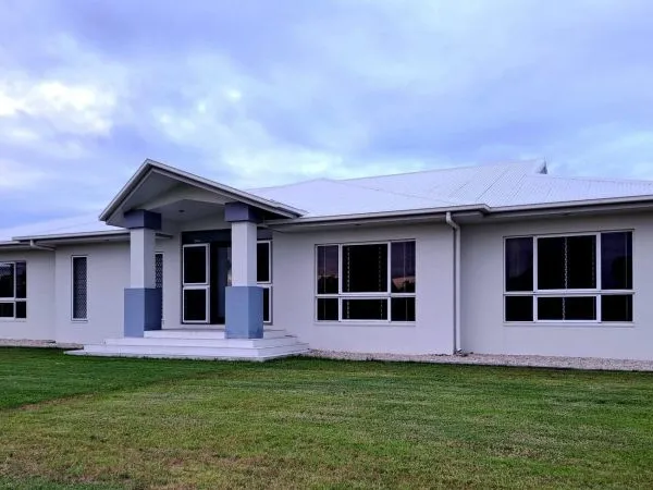 * MODERN, LUXURY LIVING * SPACE FOR ALL THE FAMILY IN MOUNT LOW ON A 2230M2 BLOCK - INCLUDING A 12 X 6 M POWERED SHED