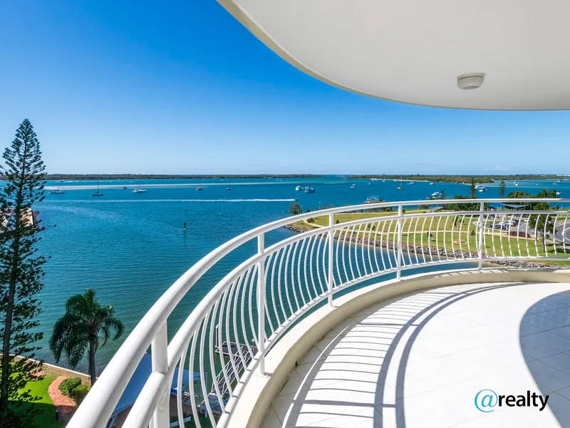 Magnificent 229m2 (24.3 sq) North-facing Broadwater-front luxury apartment