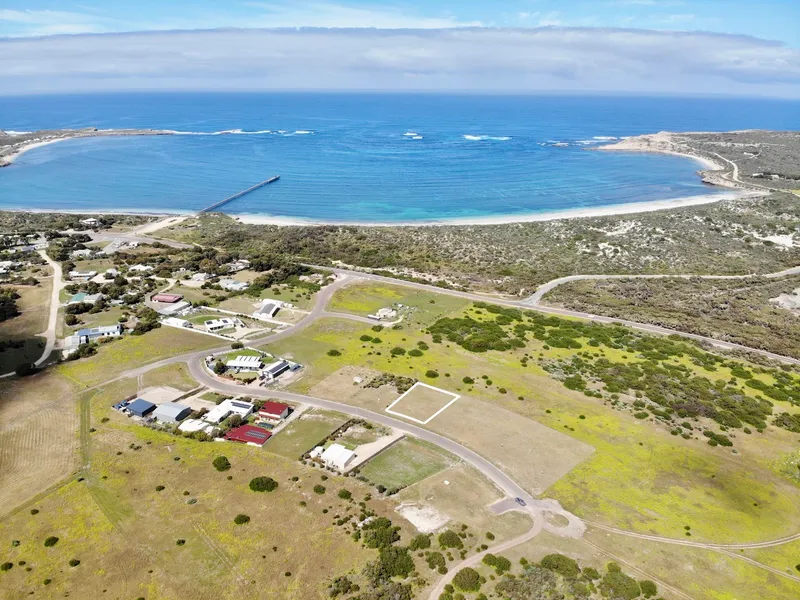 LARGE ALLOTMENT WITH VIEWS IN THE COASTAL TOWN OF ELLISTON JUST MINUTES TO THE JETTY & BEACH!