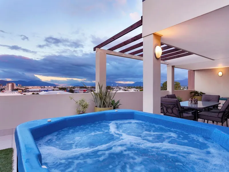 City entertainer with large rooftop garden