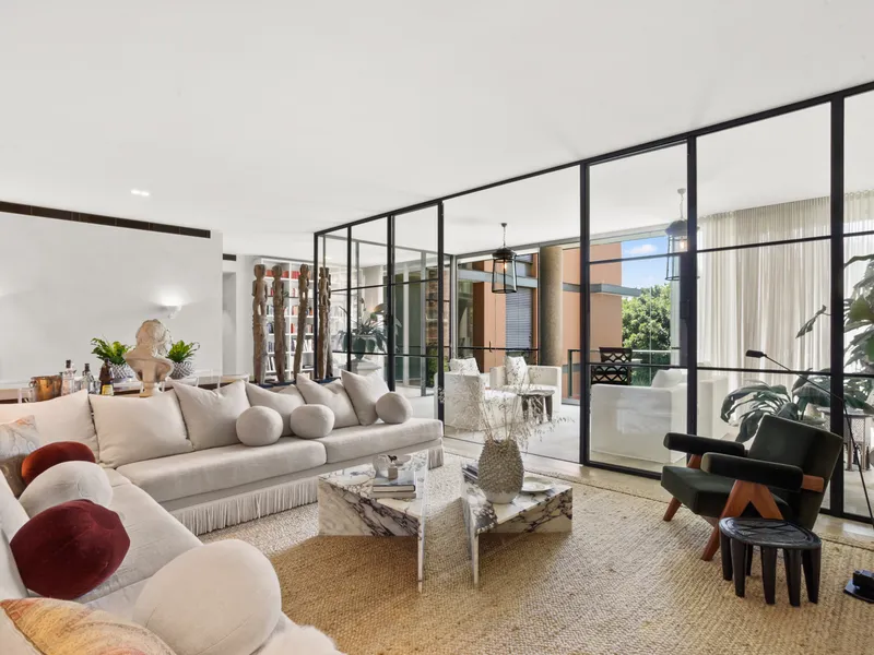 LUXURIOUS & CONTEMPORARY LIVING IN EXCLUSIVE HARBOUR LOCATION