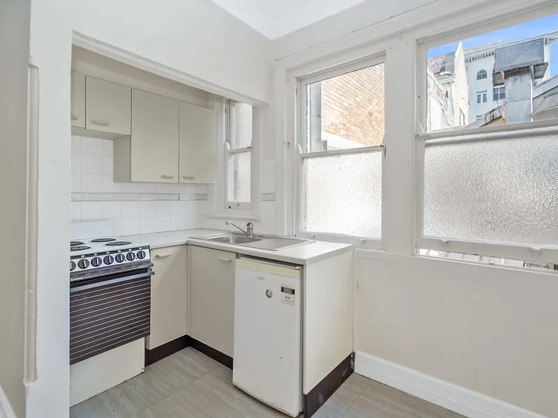 LIGHT-FILLED ONE BEDROOM APARTMENT IN A PRIME LOCATION!