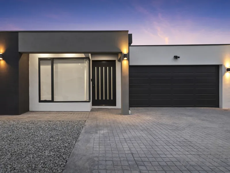 Impeccable Brand New Luxury! Two Kitchens