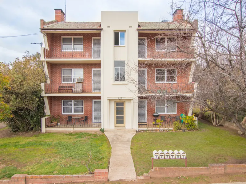 PARTLY FURNISHED UNIT CLOSE TO CENTRE OF TOWN