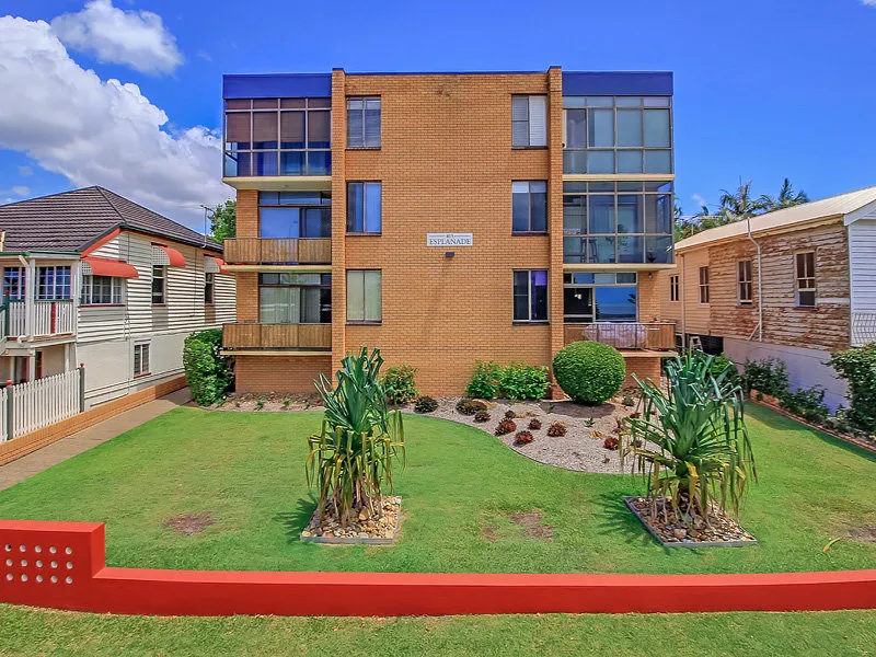 SPACIOUS GROUND FLOOR UNIT ON THE WATERFRONT!