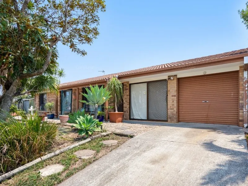 Fantastic Location - 3 Bedroom Home with Air Cond in all rooms
