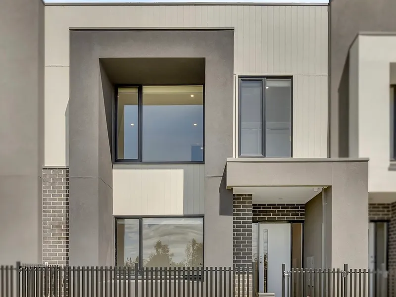 SPACIOUS TOWNHOUSE WITH PLENTY OF NATURAL LIGHT