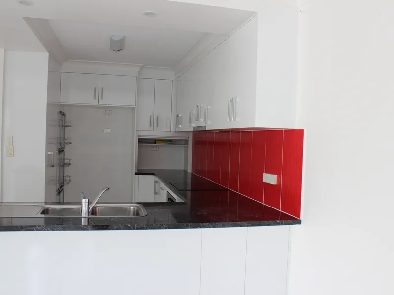 Two bedroom Spacious Unit - On The Esplanade