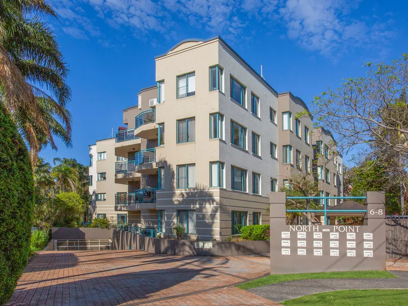 Stunning Three-Bedroom Penthouse Apartment by the Sea!