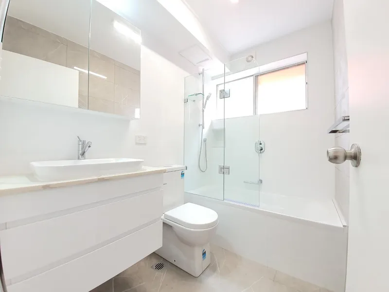 BEAUTIFULLY PRESENTED FULLY RENOVATED THREE BEDROOM APARTMENT IN VAUCLUSE