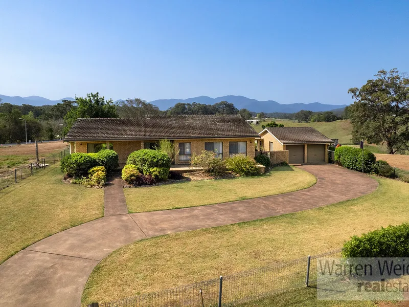 Lifestyle Home with mountain views, minutes walk to Town