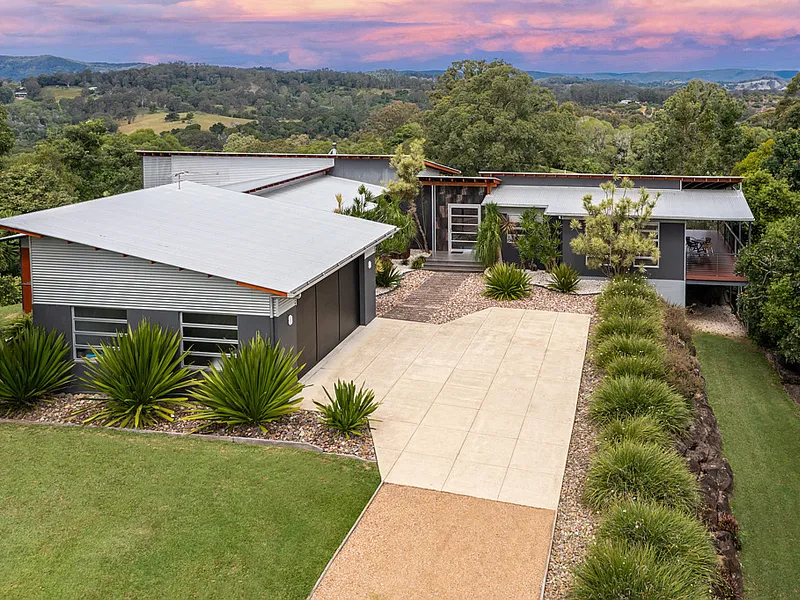 Hinterland Hideaway: Architectural Masterpiece!