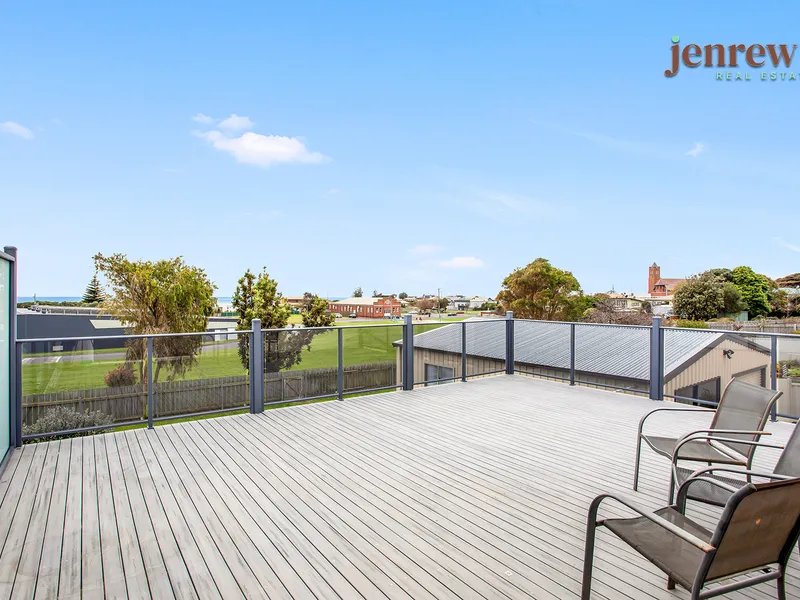 Stunning Coastal Retreat - Embrace Serenity and Convenience