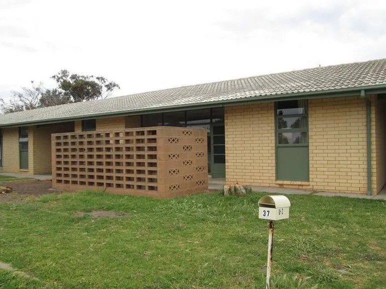 NEAT & TIDY 3 BEDROOM BEACHSIDE UNIT