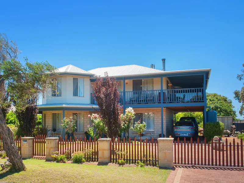 Town Centre Flexibility with Ocean Views!