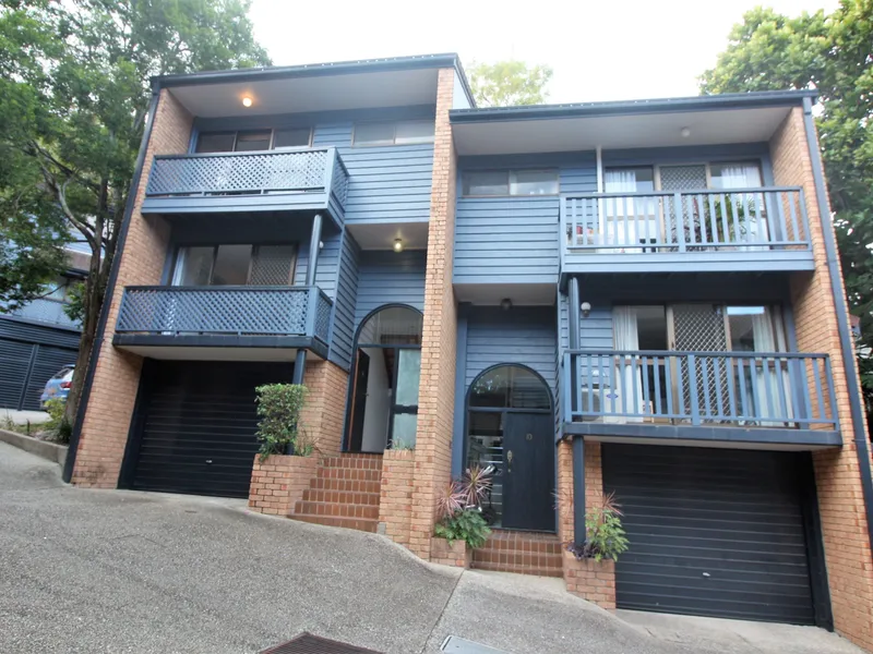 Tri Level Townhouse in Leafy Complex!