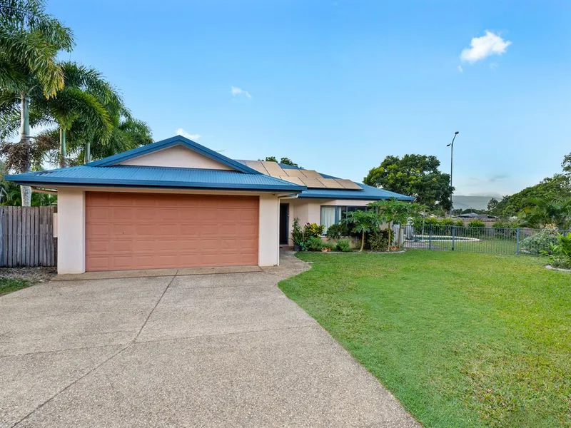 Excellent, spacious family home with Pool.