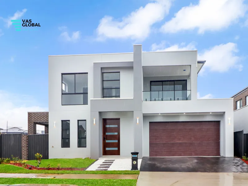 LUXURY HOME, CLOSE TO EVERYTHING!