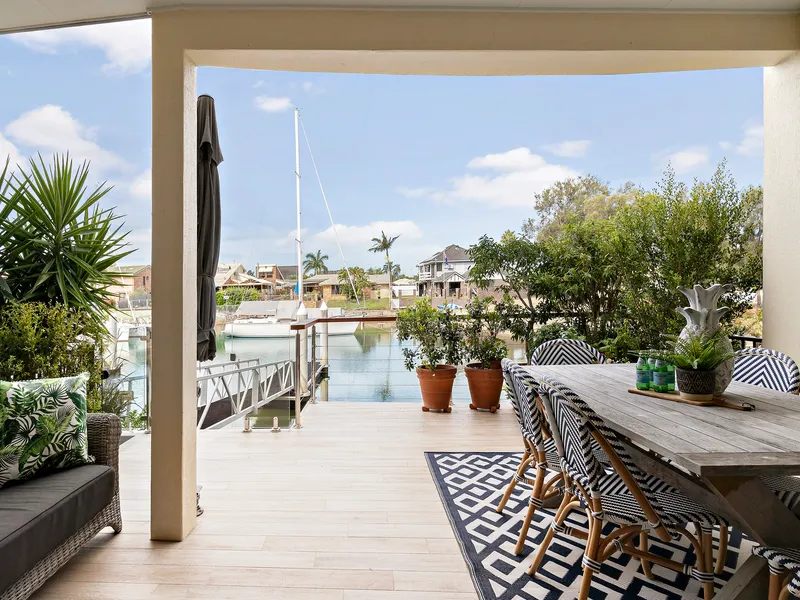 WATERFRONT SETTING WITH STYLISH CONTEMPORARY INTERIOR