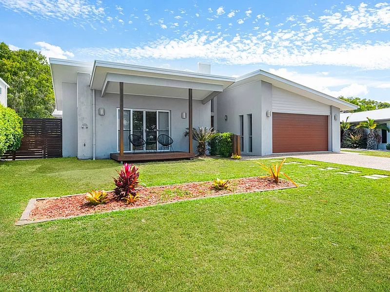 EXECUTIVE FAMILY LIVING IN BEACHSIDE ESTATE!