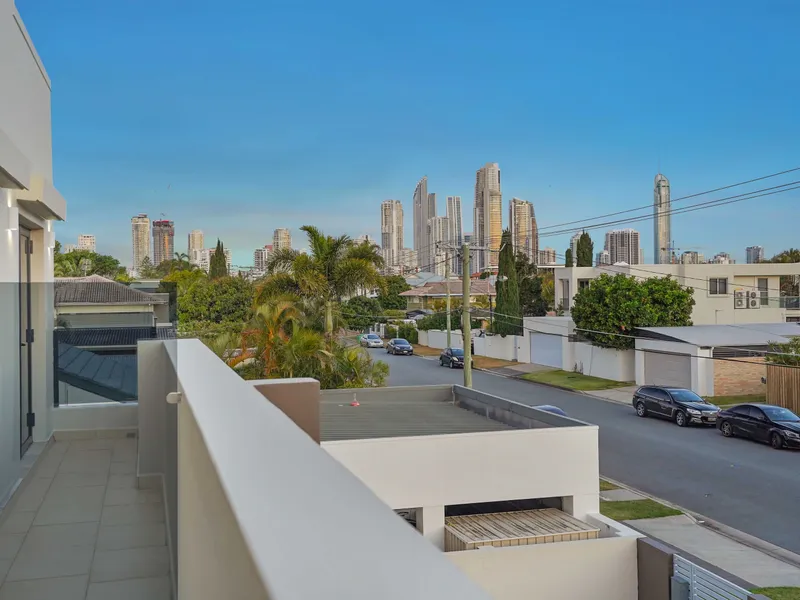 MASSIVE NEW YEAR PRICE REDUCTION! INVESTORS SPECIAL IN TSS SOUTHPORT - BRILLIANT DUAL LIVING!