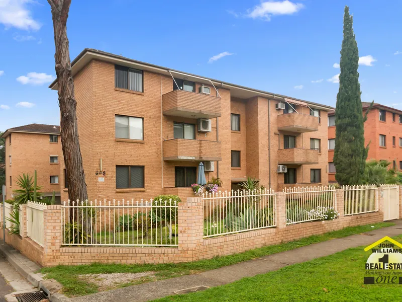 Neat 1st Floor Unit with new Laminate flooring.