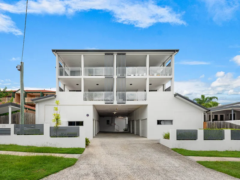 CONTEMPORARY LIVING IN LIFESTYLE SETTING