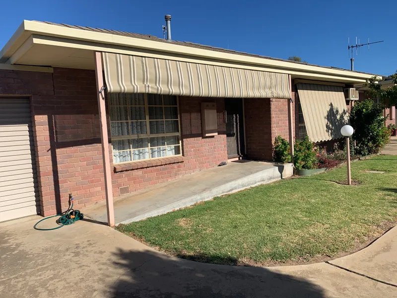 Neat and tidy 2 bedroom unit close to town