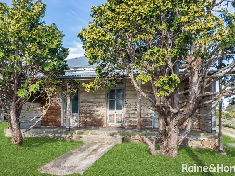 Charming Milton Settler's Cottage