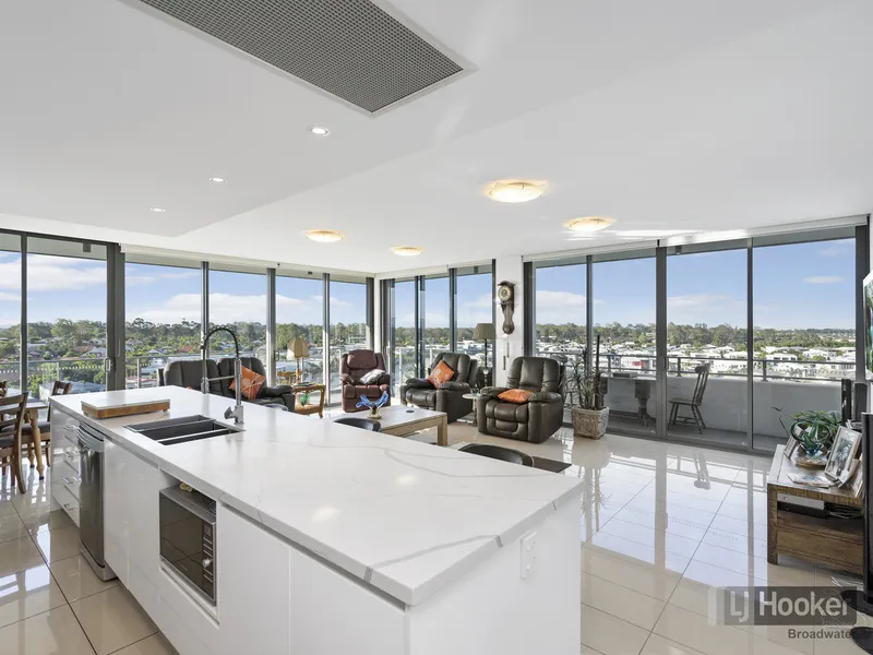 SPECTACULAR CORNER LARGE APARTMENT WITH RARE 180 DEGREE VIEWS