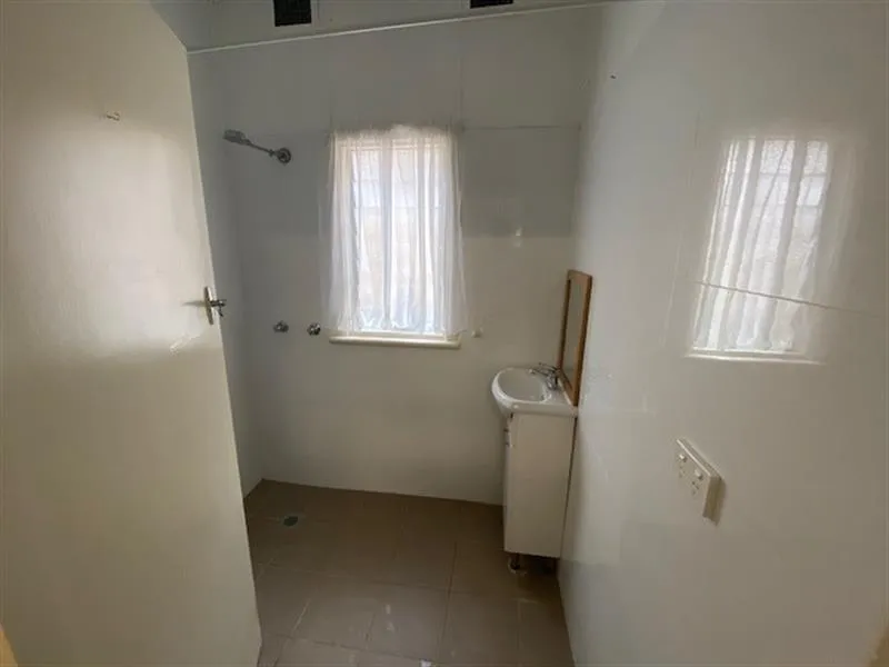 1 BEDROOM FLAT, WALK TO STATION AND SHOPS