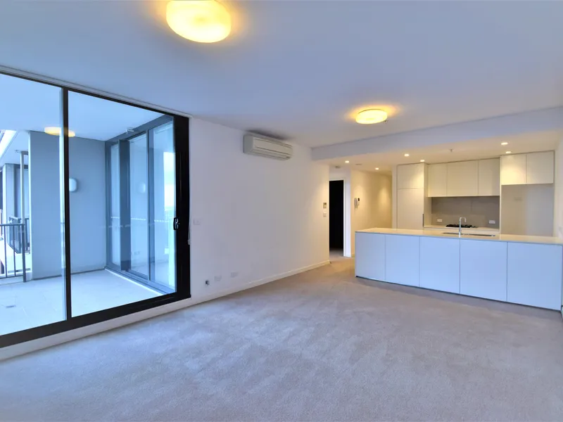 Immaculate 2 bedroom Apartment with storage & parking
