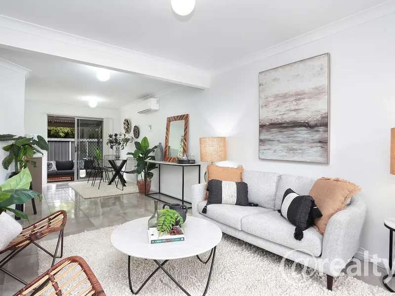 Beautiful Townhouse ideal for so many type of buyers