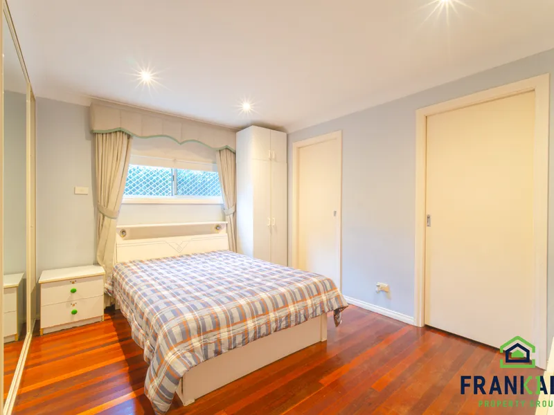 Immaculate garden studio unit.