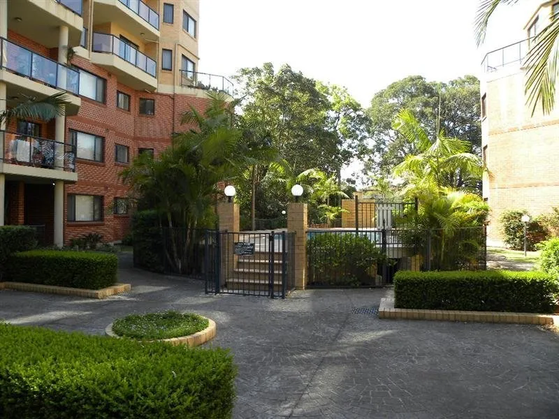 Modern 2 Bedroom apartment with 2 Bathrooms and Security Parking