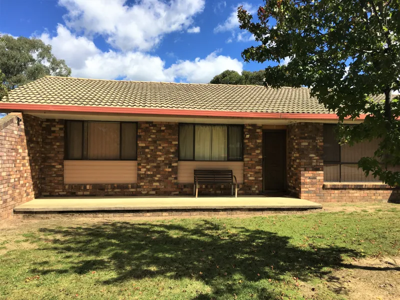 NEAT & TIDY NORTH HILL LOCATION