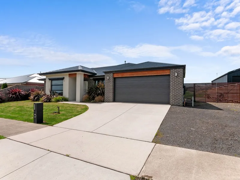 Modern Quality Home with Picturesque Rural Outlook.