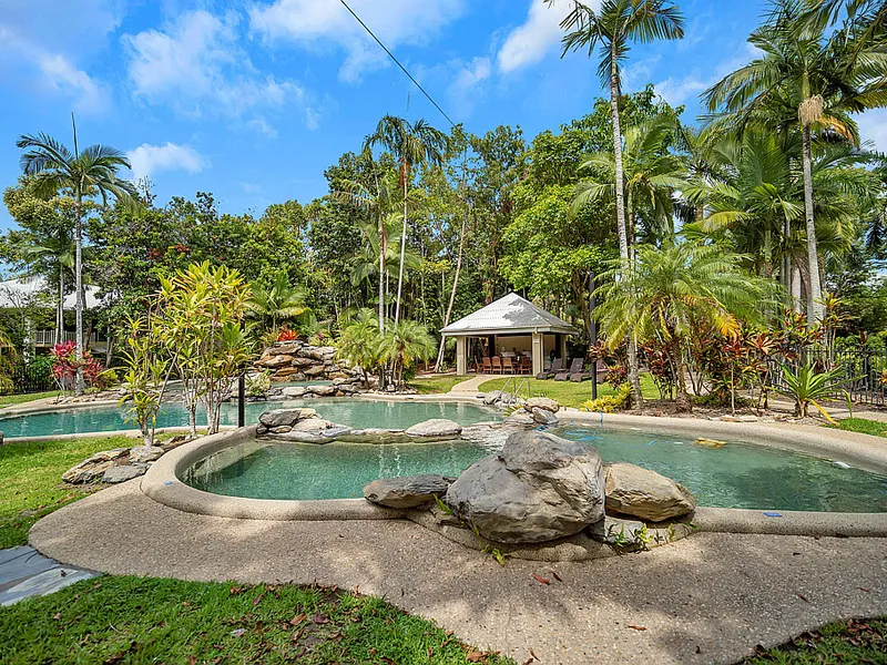 POOLSIDE PARADISE LIVING | DUAL KEY APARTMENT