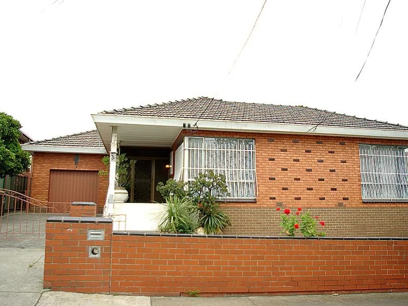 3 Bedroom Home - Central Location, Walking Distance to Schools, Shopping and Public Transport