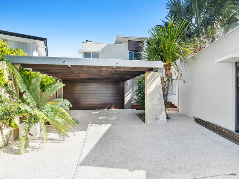 PRIME WATERFRONT LOCATION - WALK TO BEACH