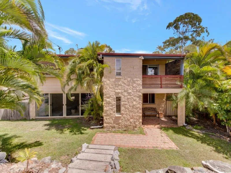 Double Storey Home with In-ground pool Close to Shops, School and the River