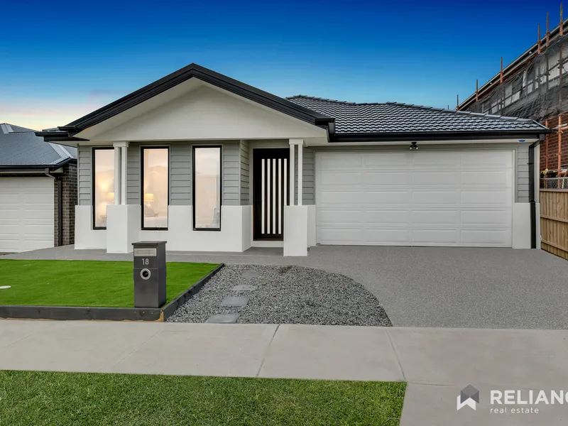 Exquisite Brand New Family Home in the Heart of Rosenthal Estate!
