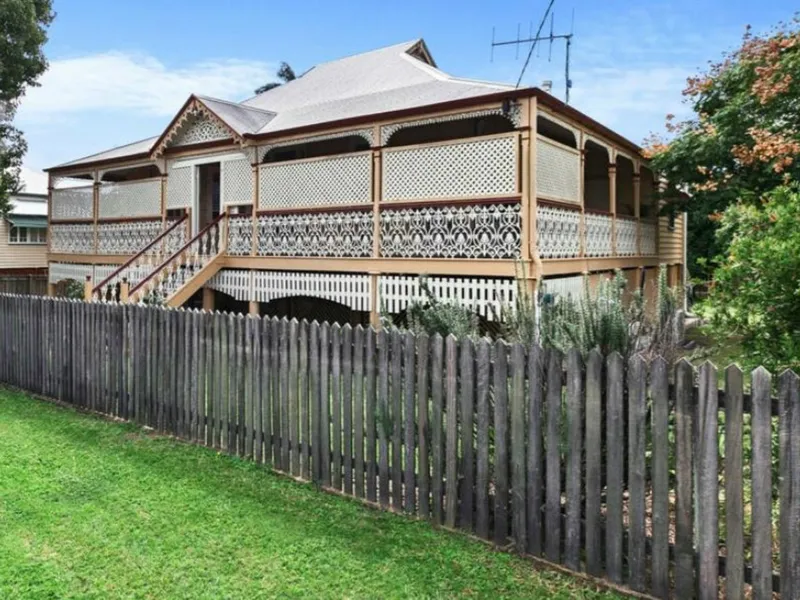 CHARMING QUEENSLANDER CLOSE TO THE CBD