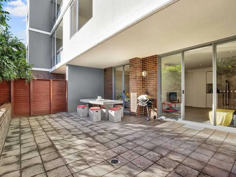 Pet Friendly apartment with large entertainer's courtyard