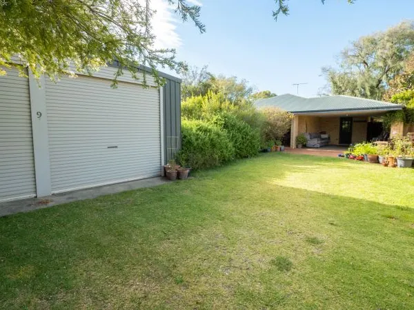 Unique 4X2 on large private block in the heart of Broadwater