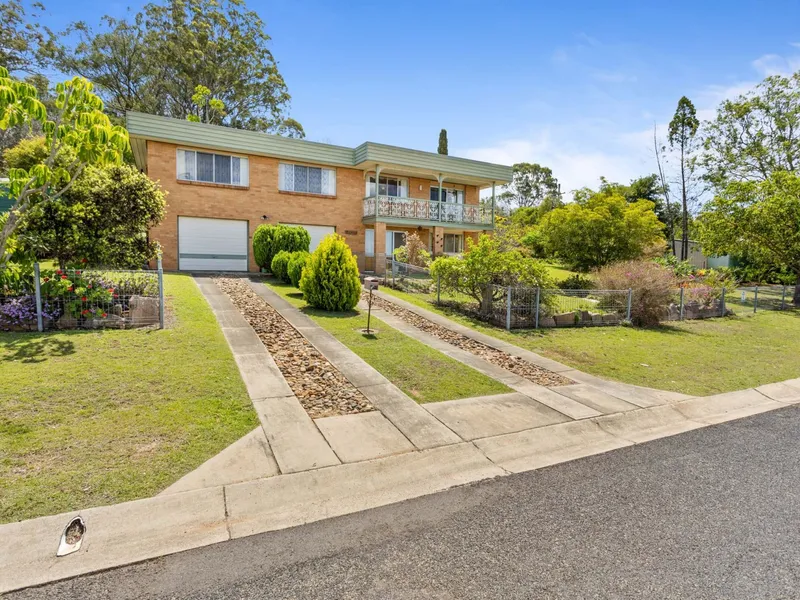 LARGE FAMILY HOME ON LARGE BLOCK WITH VIEWS OVER CROWS NEST.
