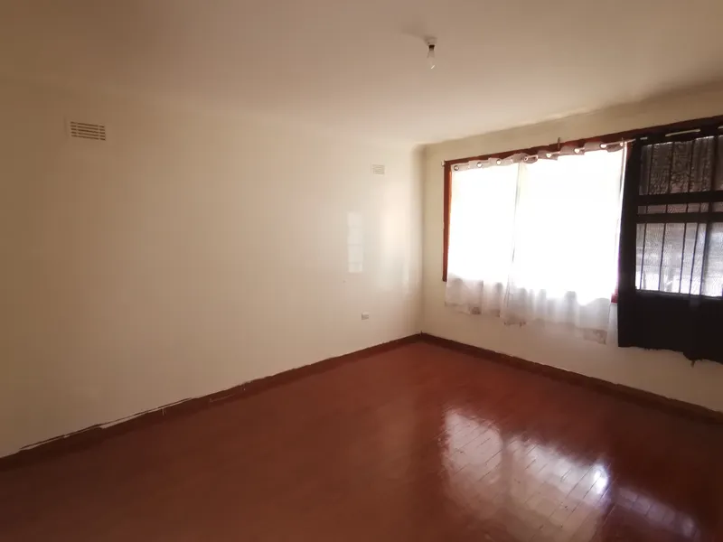 4 bed 1.5bath 1car free-standing house for rent