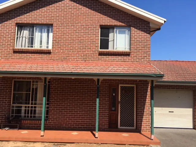 3 BED TOWN HOUSE - CLOSE TO STATION, AMENITIES & SHOPS